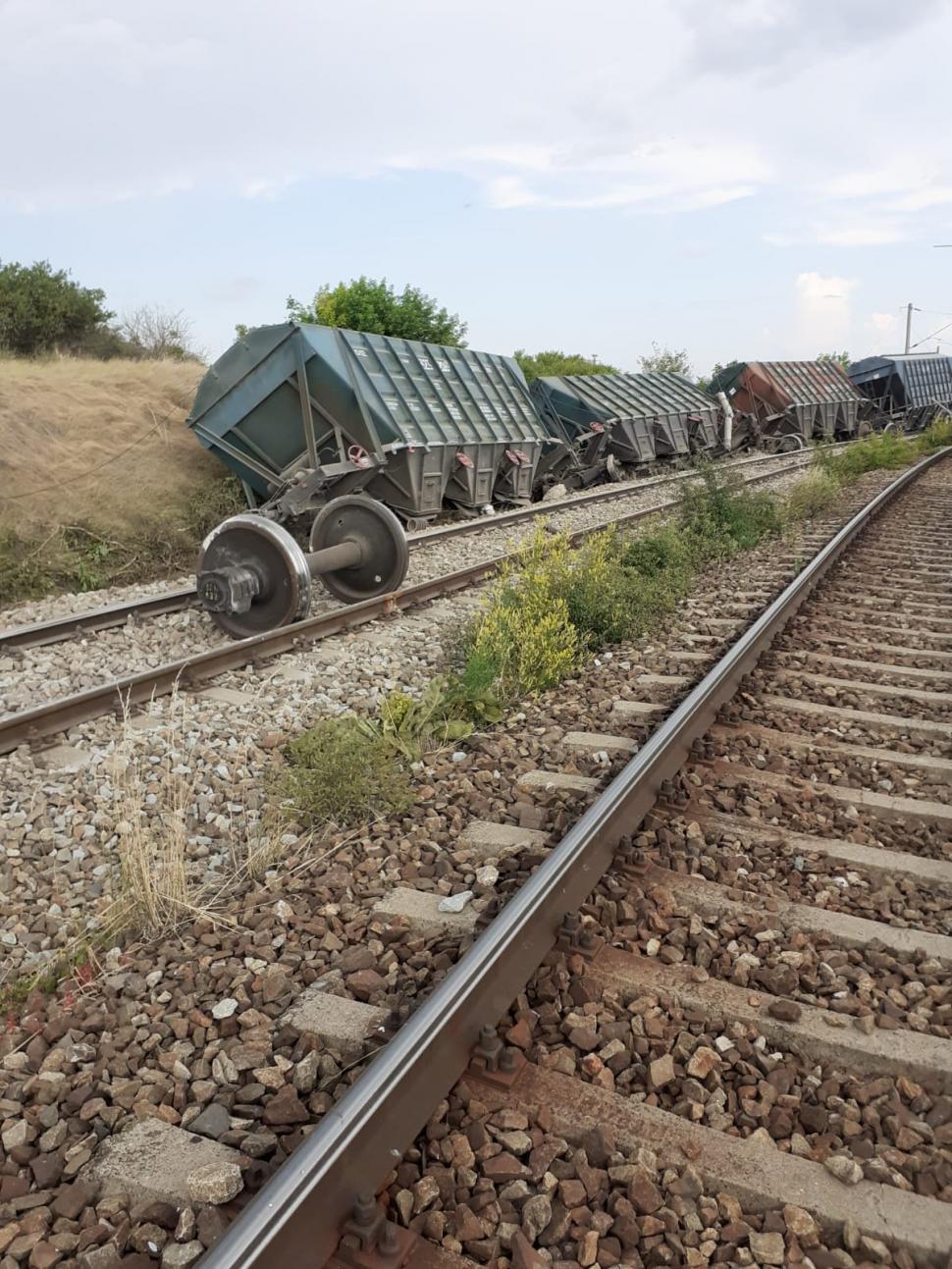11 vagoane ale unui tren privat de marfă au deraiat pe ruta Pașcani - Iași. Circulația feroviară este întreruptă 776357