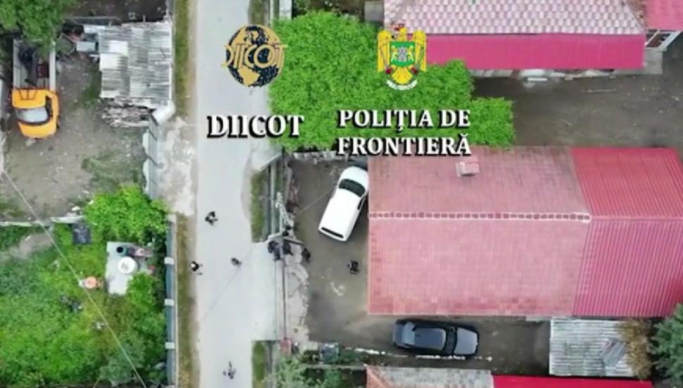 Imagini incredibile! Sute de oameni ascunși în sicrie și frigidere, descoperiți de Poliția de Frontieră 776501