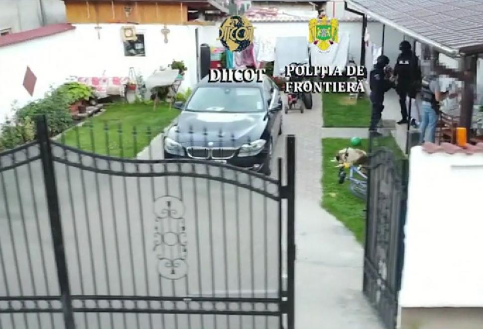 Imagini incredibile! Sute de oameni ascunși în sicrie și frigidere, descoperiți de Poliția de Frontieră 776502