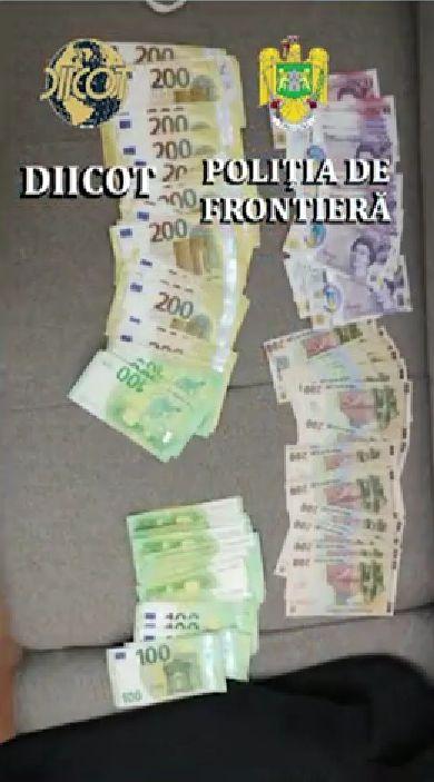 Imagini incredibile! Sute de oameni ascunși în sicrie și frigidere, descoperiți de Poliția de Frontieră 776504