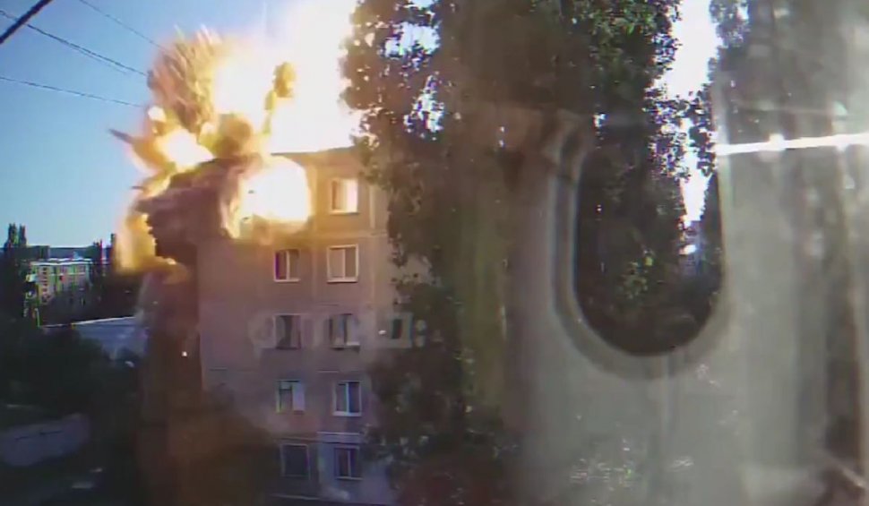 Momentul în care o rachetă rusă spulberă blocul de locuințe din Nikolaev | Ucrainenii au publicat imagini cu bombardamentele efectuate pe Insula Șerpilor
