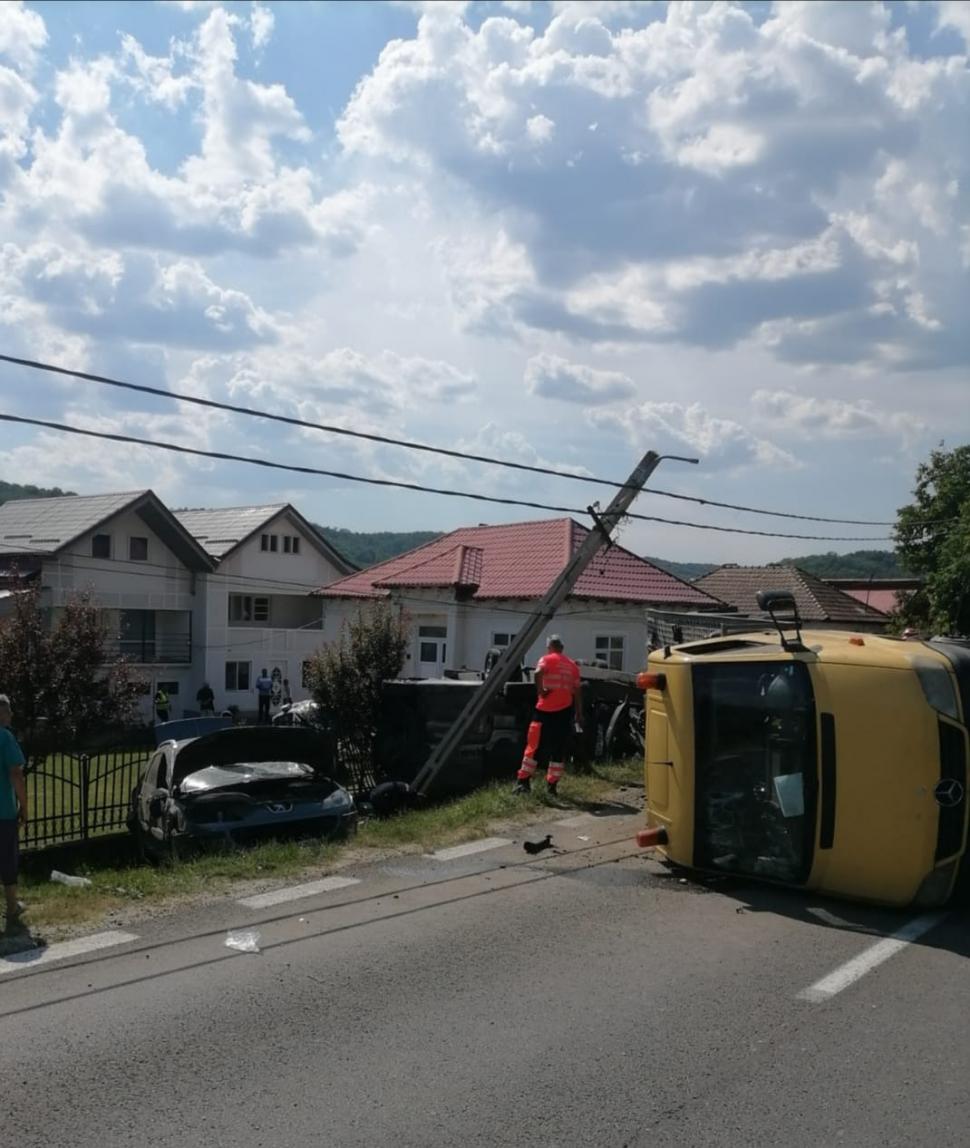 O persoană a murit și două sunt încarcerate după un grav accident în județul Argeș 776533