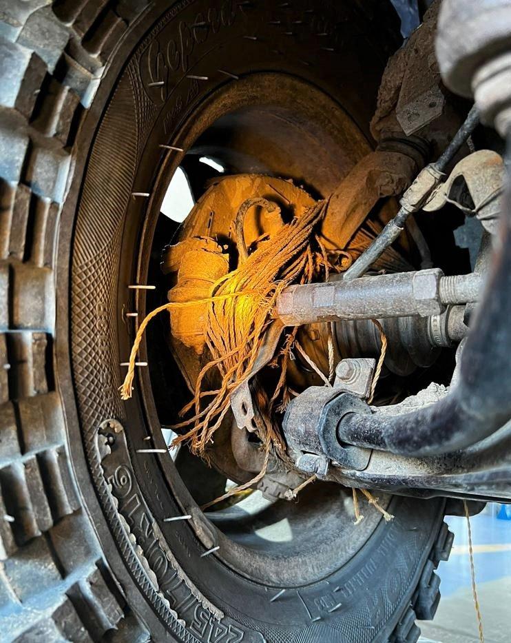 Un şofer din Cluj şi-a legat roata cu funie şi apoi a mers la RAR pentru recuperarea talonului: "E păcat să pui şurub acolo unde poţi lega cu sârmă" 776492