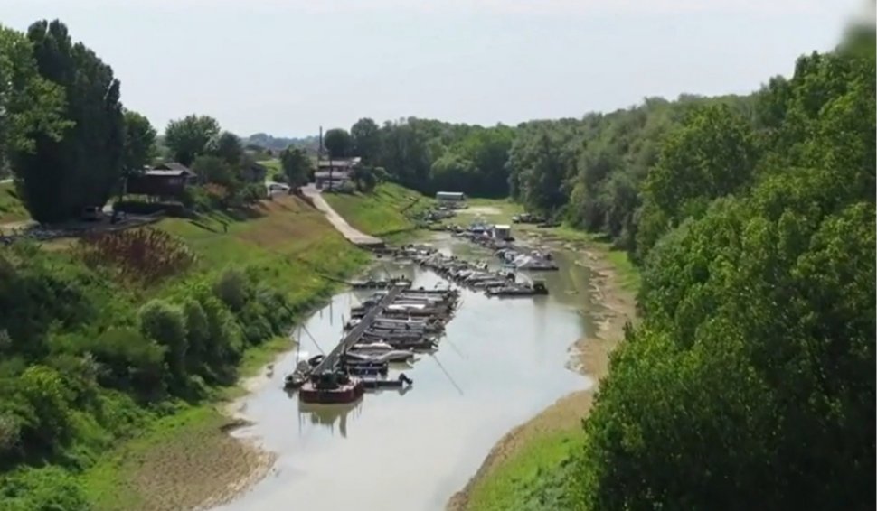 Iahturile milionarilor italieni au ajuns pe albia râului, după ce apele au secat