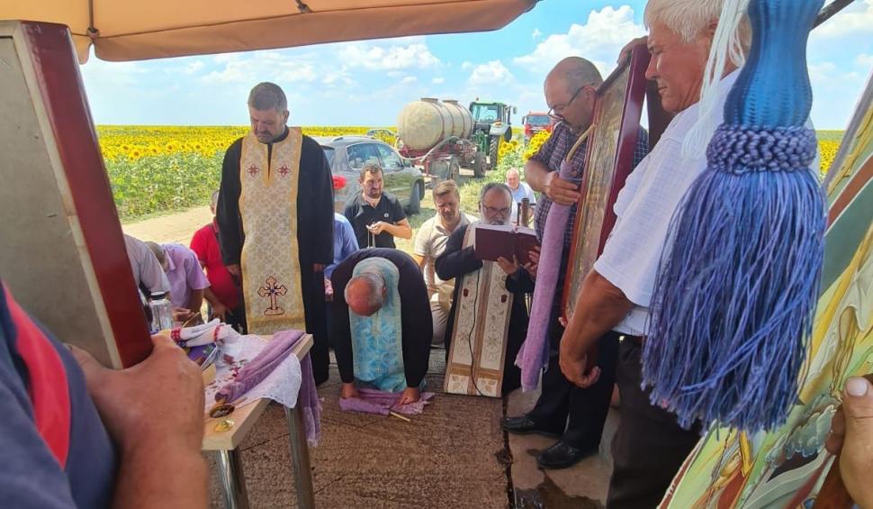 Preoţii din Galaţi fac slujbe pe câmpul pârjolit, sperând la o ploaie de la Dumnezeu 776733