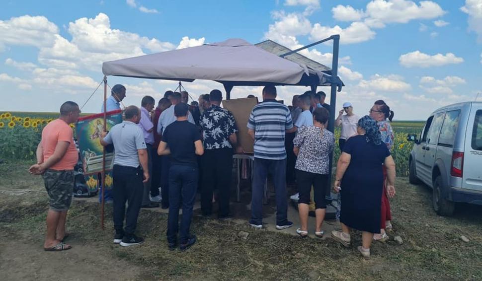 Preoţii din Galaţi fac slujbe pe câmpul pârjolit, sperând la o ploaie de la Dumnezeu 776735