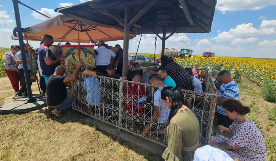 Preoţii din Galaţi fac slujbe pe câmpul pârjolit, sperând la o ploaie de la Dumnezeu 776736