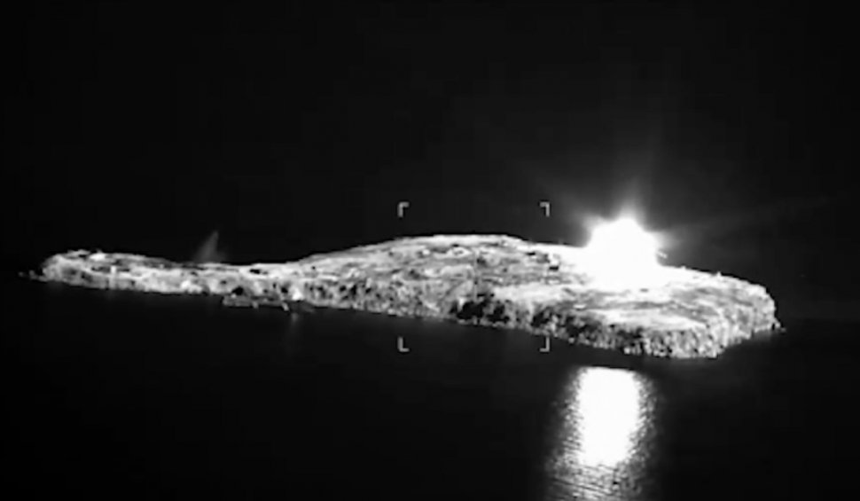 Rușii bombardează Insula Șerpilor cu bombe cu fosfor, după ce s-au retras ca "gest de bunăvoință"