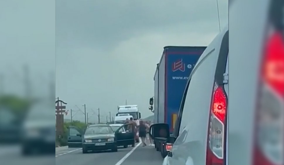 Traficul din Cluj s-a transformat într-un câmp de luptă. Doi șoferi s-au bătut cu arsenalul pe care îl aveau în portbagaje