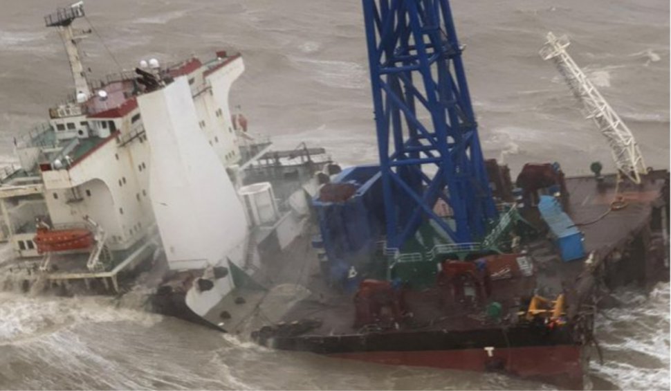 O navă s-a scufundat în urma unei furtuni în largul Hong Kong-ului | Cel puțin 20 de persoane sunt dispărute