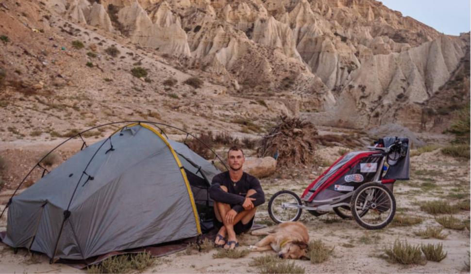 Povestea unui bărbat din SUA care a înconjurat lumea pe jos, alături de câinele său 776971