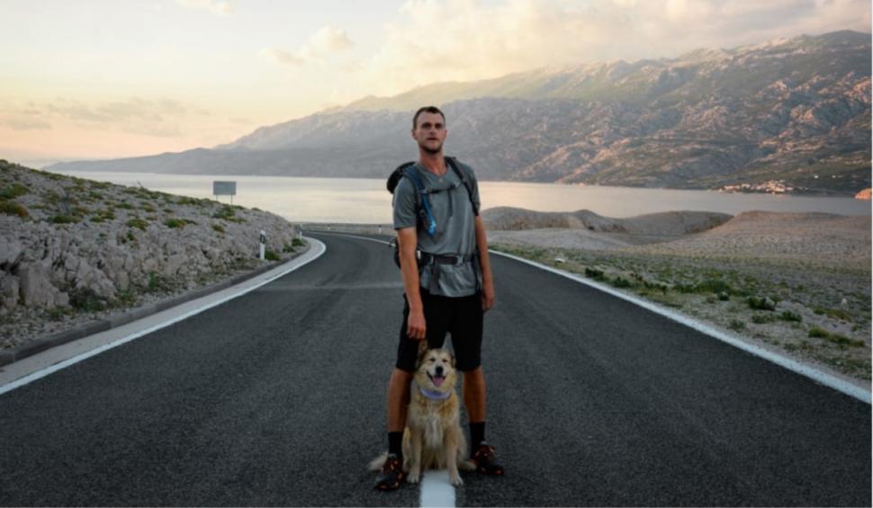 Povestea unui bărbat din SUA care a înconjurat lumea pe jos, alături de câinele său 776972