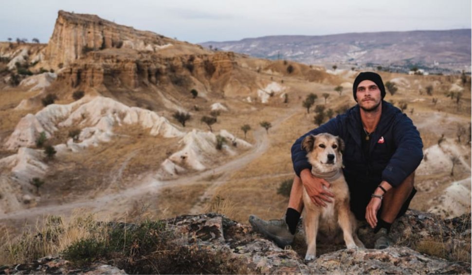 Povestea unui bărbat din SUA care a înconjurat lumea pe jos, alături de câinele său