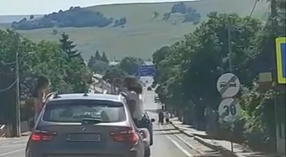 Două tinere, ieșite pe geamurile mașinii, s-au plimbat așa mai mulți kilometri, în Suceava 776983