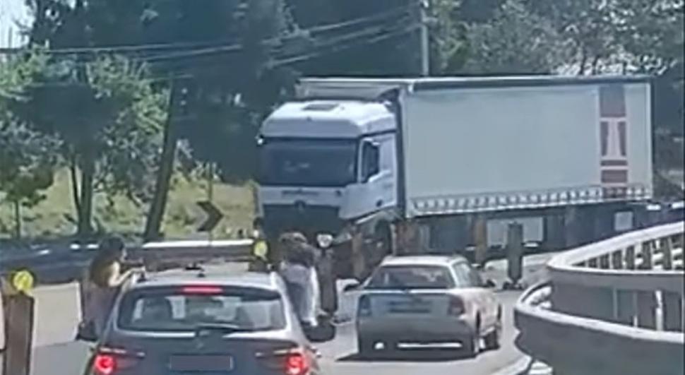 Două tinere, ieșite pe geamurile mașinii, s-au plimbat așa mai mulți kilometri, în Suceava 776984