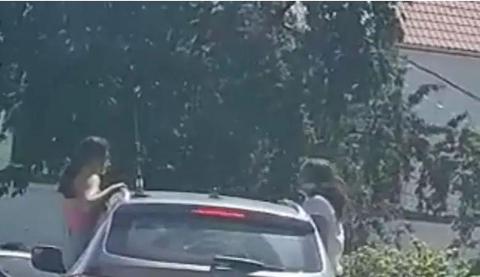 Două tinere, ieșite pe geamurile mașinii, s-au plimbat așa mai mulți kilometri, în Suceava 776986