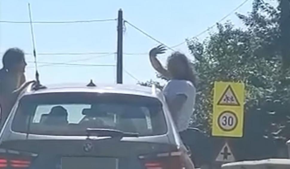 Două tinere, ieșite pe geamurile mașinii, s-au plimbat așa mai mulți kilometri, în Suceava 776987