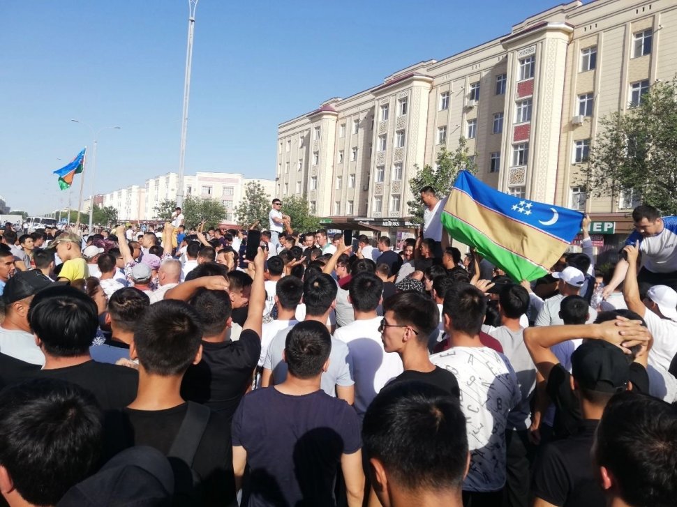 Proteste masive în Uzbekistan. Mii de persoane spitalizate după ciocnirile cu forţele de ordine