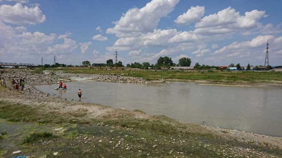 Trupul băiatului înecat în râul Moldova, când încerca să își salveze sora, găsit după 24 de ore