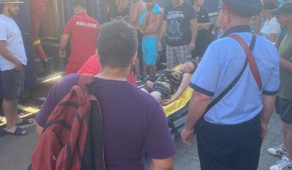 Revoltă la gara din Constanţa după ce o copilă a leşinat din cauza căldurii din vagoane. Martor: "Ambulanţa a luat-o cu convulsii pe targă. Este critic ce se întâmplă"