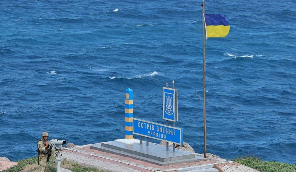 Ucraina a înălțat drapelul național pe Insula Șerpilor