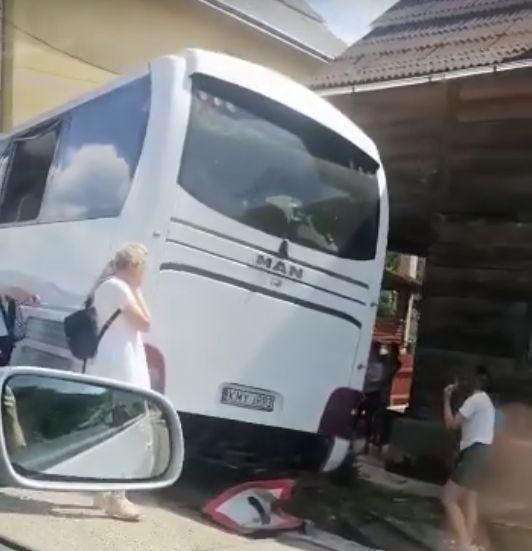 Un autocar care circula pe o șosea din Maramureș a intrat în gardul unei case. Sunt mai multe victime. A fost activat Planul Roşu de Intervenţie!  777336