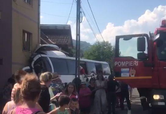 Un autocar care circula pe o șosea din Maramureș a intrat în gardul unei case. Sunt mai multe victime. A fost activat Planul Roşu de Intervenţie!  777339