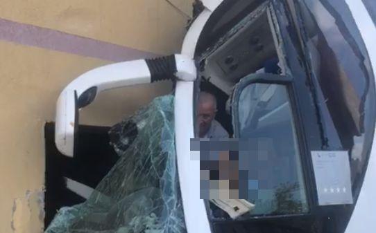 Un autocar care circula pe o șosea din Maramureș a intrat în gardul unei case. Sunt mai multe victime. A fost activat Planul Roşu de Intervenţie!  777340