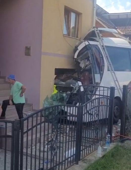 Un autocar care circula pe o șosea din Maramureș a intrat în gardul unei case. Sunt mai multe victime. A fost activat Planul Roşu de Intervenţie!  777343