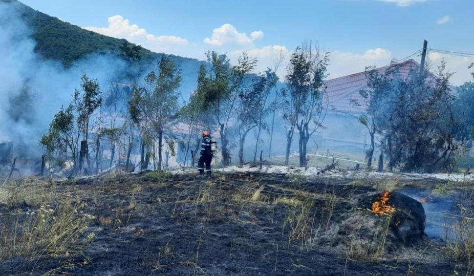 Un bărbat a murit în timp ce încerca să stingă un incendiu care îi ameninţa casa, în Reşiţa 777304