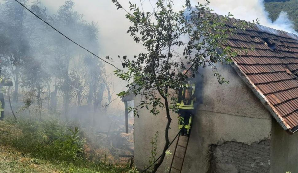 Un bărbat a murit în timp ce încerca să stingă un incendiu care îi ameninţa casa, în Reşiţa 777306