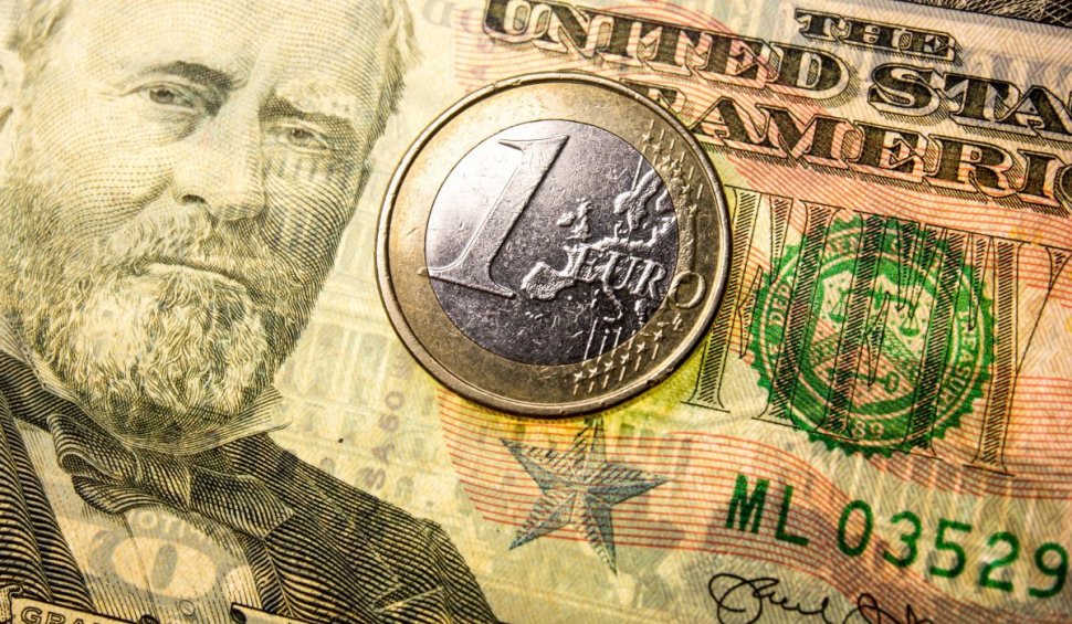 Euro, la minimul ultimilor 20 de ani în fața dolarului american. Când va ajunge un euro să valoreze cât un dolar