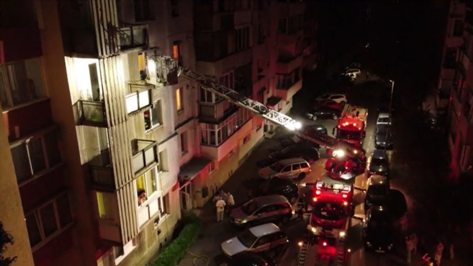 Incendiu într-un bloc din Târgu Mureş, din cauza unui uscător de păr lăsat în priză