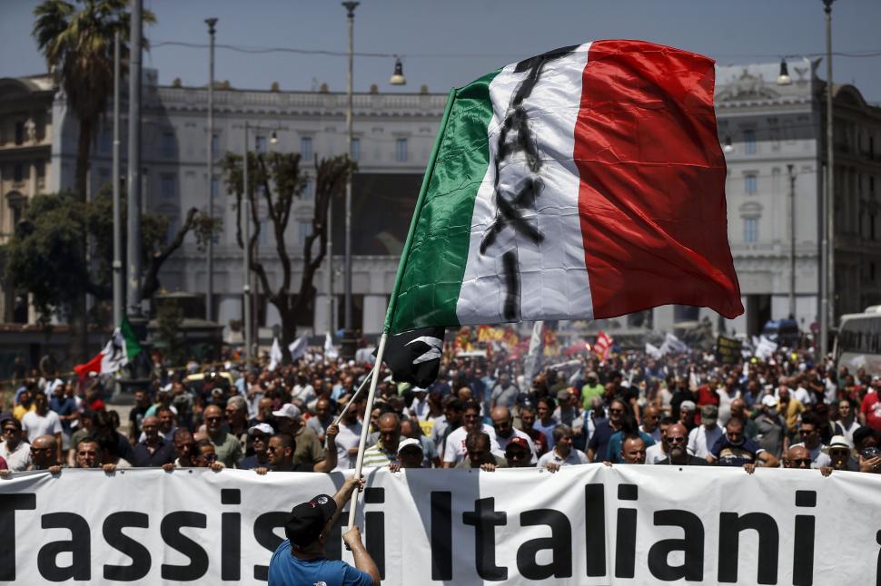 Proteste masive în Italia | Taximetriștii s-au luat la bătaie cu polițiștii 777411