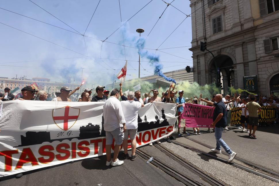 Proteste masive în Italia | Taximetriștii s-au luat la bătaie cu polițiștii 777412