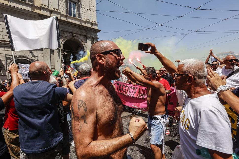 Proteste masive în Italia | Taximetriștii s-au luat la bătaie cu polițiștii 777413