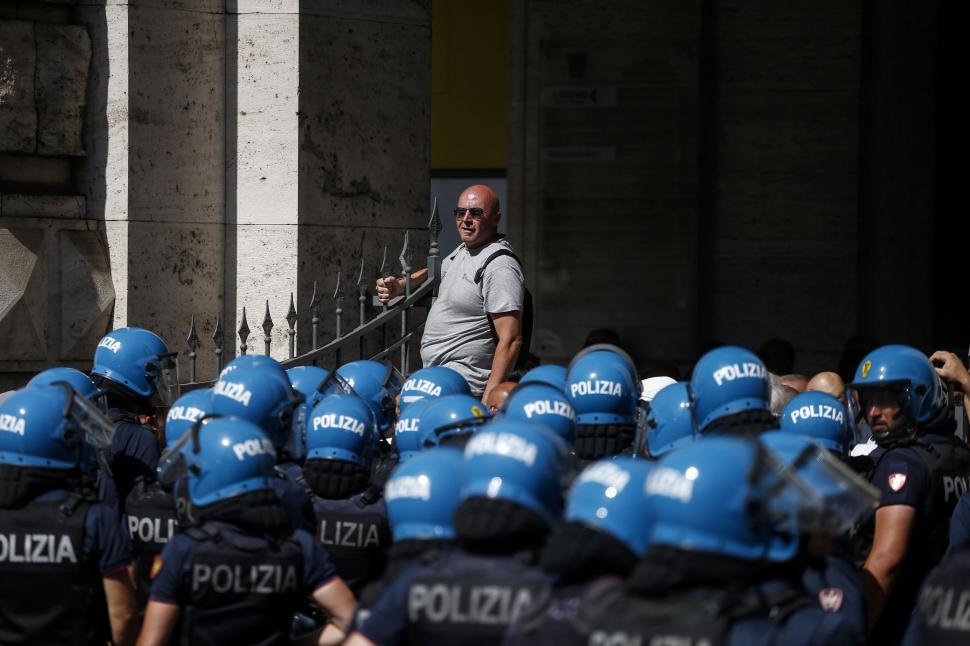 Proteste masive în Italia | Taximetriștii s-au luat la bătaie cu polițiștii 777414