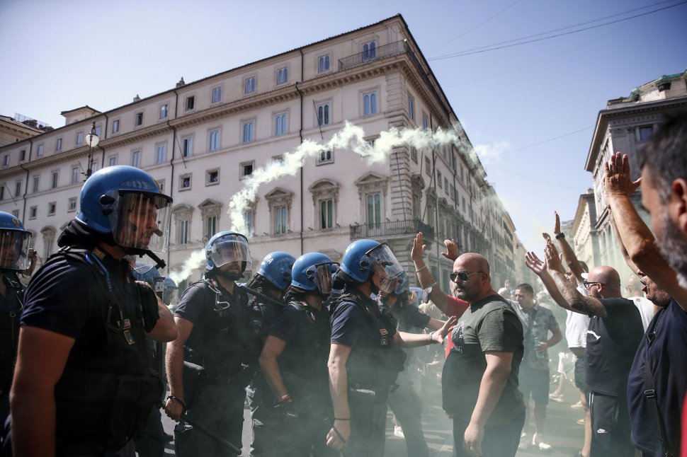 Proteste masive în Italia | Taximetriștii s-au luat la bătaie cu polițiștii