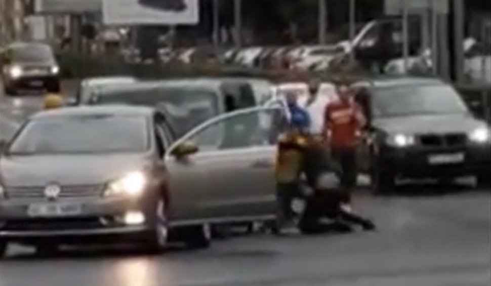 Doi şoferi din Sibiu s-au luat la bătaie în mijlocul străzii, iar ceilalţi şoferi au preferat să filmeze şi să nu intervină