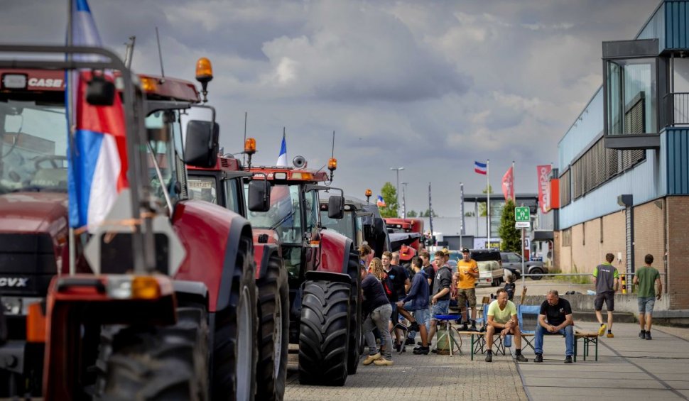 Fermierii din Olanda au ieşit în stradă, după ce Guvernul i-a anunţat că trebuie să îşi vândă fermele sau să îşi reducă efectivele de animale