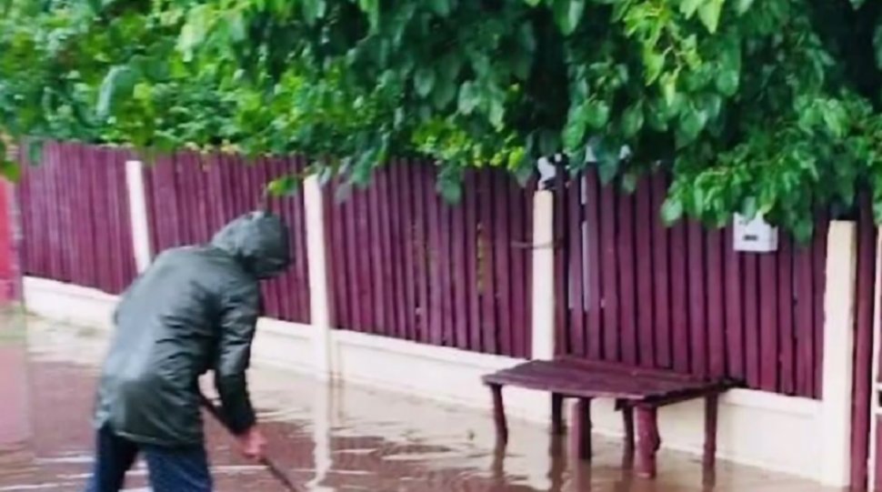 Ploile abundente fac prăpăd în judeţele Giurgiu și Teleorman. Oamenii sunt disperaţi după ce apa le-a intrat în case