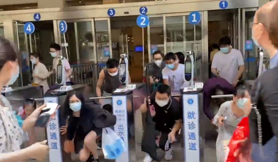 Atac cu cuțitul în spital. Poliția a deschis focul asupra agresorului, la Shanghai | Al doilea atac după ridicarea lockdown-ului