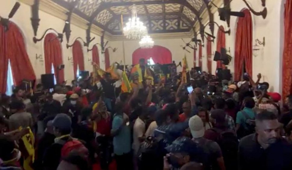 Ce au făcut protestatarii din Sri Lanka după ce l-au alungat pe președinte din reședința oficială