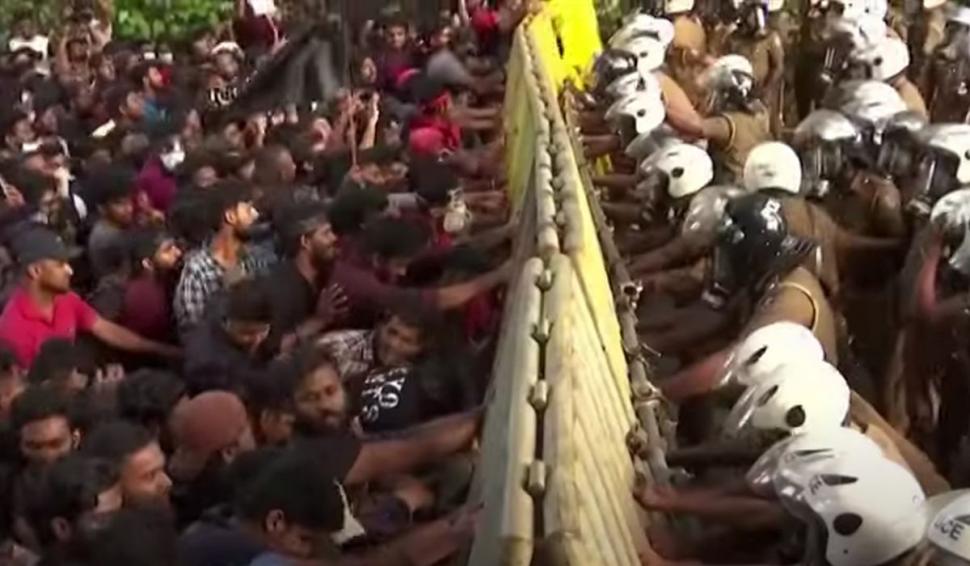 Sărăcia extremă i-a scos pe oameni în stradă, în Sri Lanka. Președintele țării în faliment a fugit de protestatarii furioși 778078