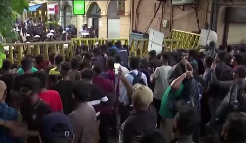 Sărăcia extremă i-a scos pe oameni în stradă, în Sri Lanka. Președintele țării în faliment a fugit de protestatarii furioși 778080