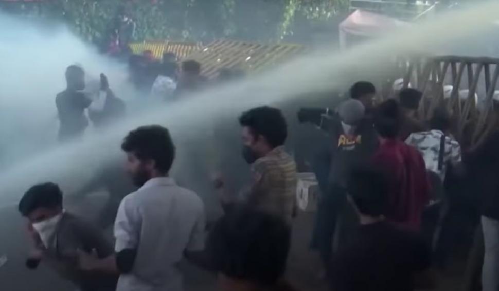 Sărăcia extremă i-a scos pe oameni în stradă, în Sri Lanka. Președintele țării în faliment a fugit de protestatarii furioși 778082