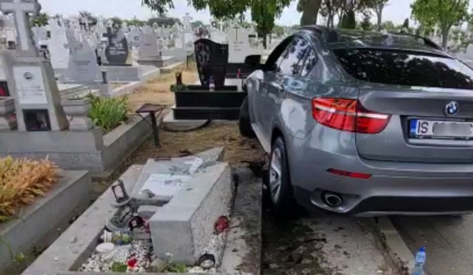 Şofer cu BMW, accident într-un cimitir din Iaşi | A lovit o maşină, două morminte şi un copac
