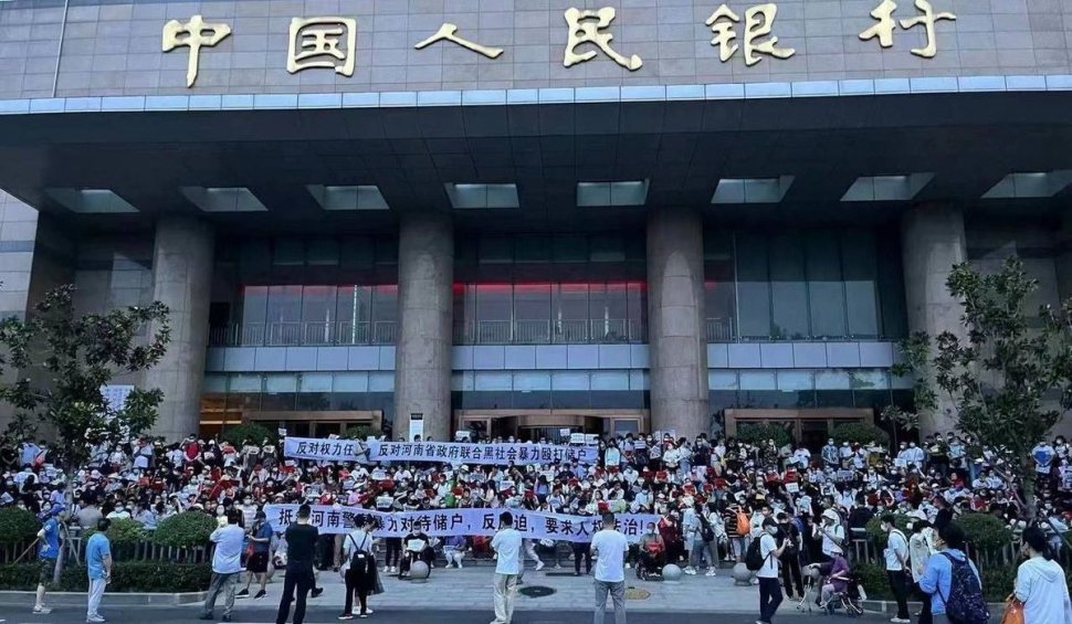 Au ieșit în stradă după ce băncile le-au blocat banii, dar au fost bătuți de agenți în civil | Drama trăită de mii de oameni, în China