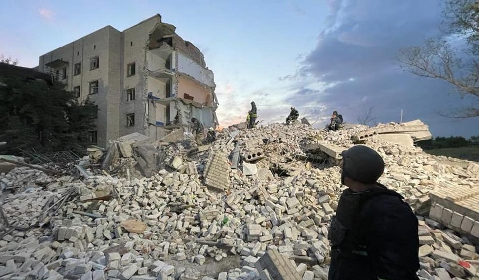 Cum arată blocul de locuințe din Ceasiv Yar după ce a fost lovit de o rachetă rusească | Zeci de persoane prinse sub dărâmături