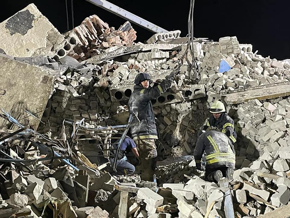 Cum arată blocul de locuințe din Ceasiv Yar după ce a fost lovit de o rachetă rusească | Zeci de persoane prinse sub dărâmături 778162